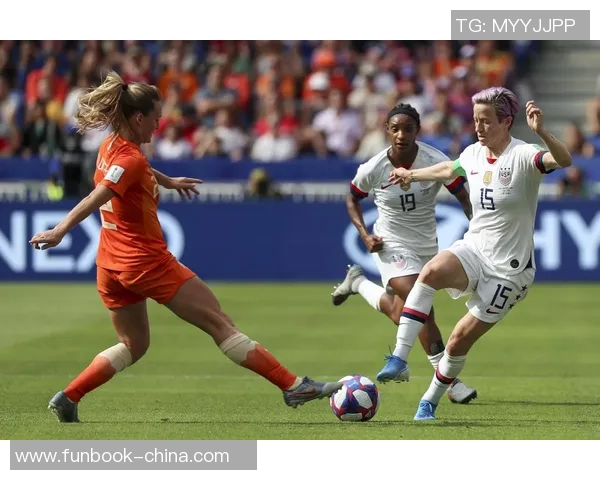 美国女足球星拉蒂诺埃：突破挑战成就辉煌职业生涯