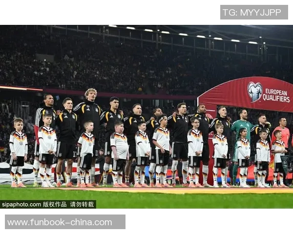 足球传奇传承父子情 同场竞技展现世代荣耀